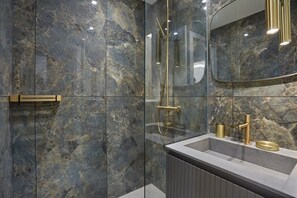 Suihku, hiustenkuivaaja