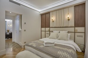 2 bedrooms, iron/ironing board, travel cot, WiFi - Superb AC Apartment Roosevelt Saint Honoré (Paris)