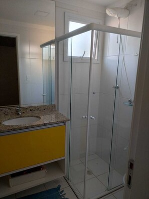 ヘアドライヤー、タオル、トイレットペーパー