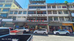 A multi-story building with a sign for Malaysiaia Hotel. - Hotel O Malaysia Hotel (Sandakan)