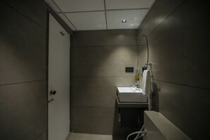 Pengering rambut, tuala disediakan, sabun, syampu 