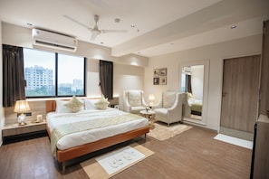 Suite | In-room safe, soundproofing, free WiFi, bed sheets - Biznotel by Pride Surat (Surat)
