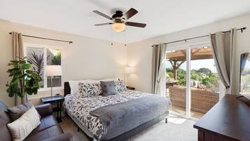 Tabla de planchar con plancha, cuna de viaje, wifi y ropa de cama