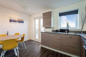Fridge, microwave, oven, stovetop - Modern 3-Bed Family Home Near Glasgow Airport (Bishopton)