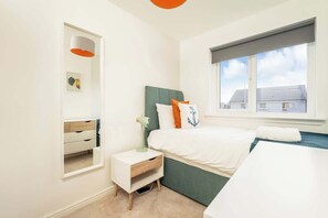 3 habitaciones, tabla de planchar con plancha, wifi y ropa de cama 