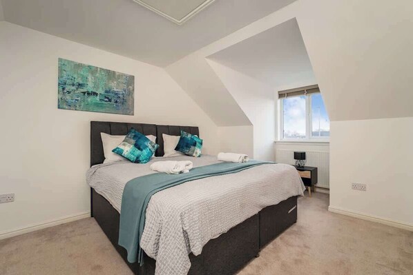 3 bedrooms, iron/ironing board, WiFi, bed sheets