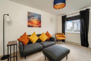 TV, offices - Modern 3-Bed Family Home Near Glasgow Airport (Bishopton)
