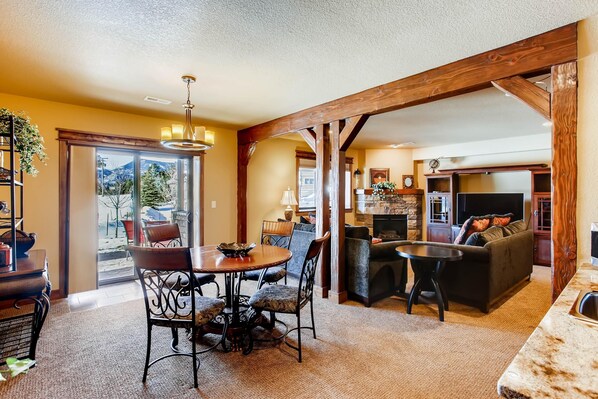 ハウス ベッド (複数台) (Apartment) | リビング エリア | テレビ