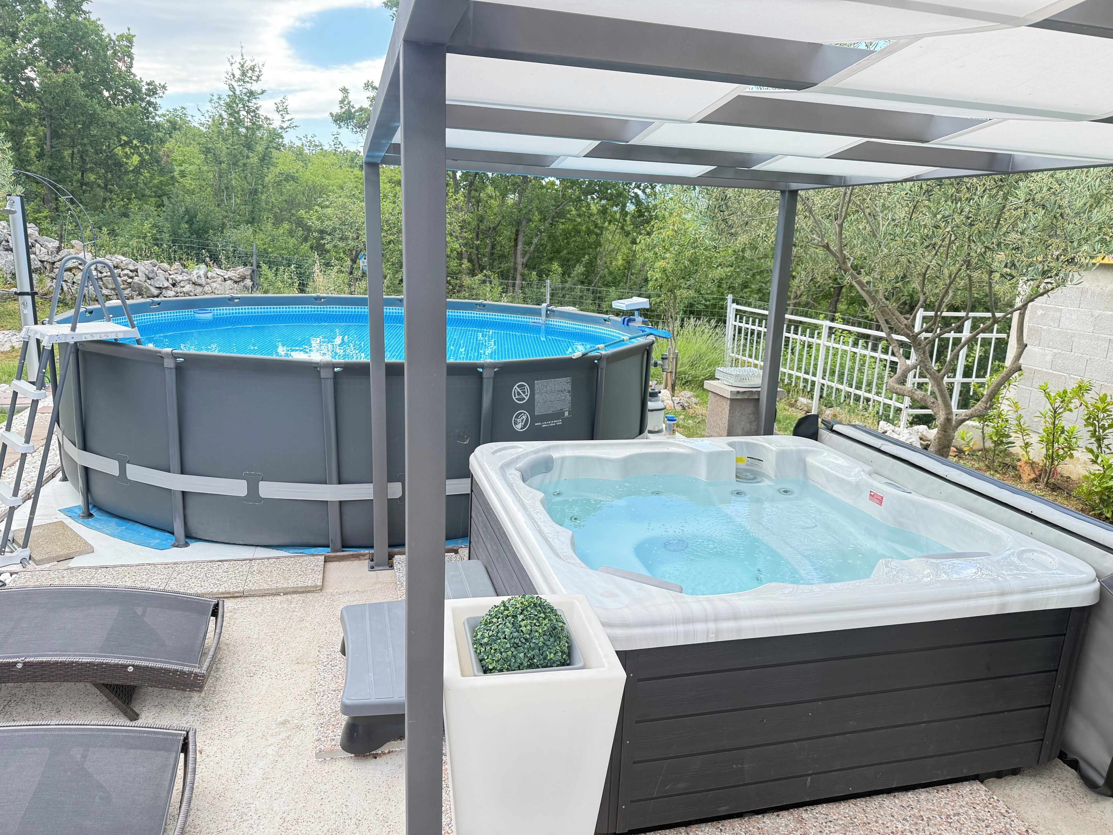 Outdoor spa tub