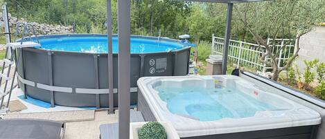 Outdoor spa tub