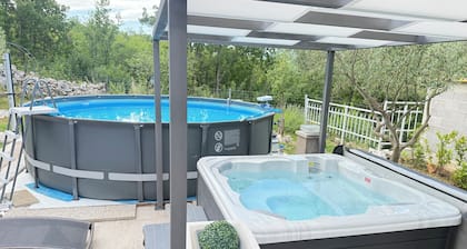 2-Bedroom House with Pool&Jacuzzi in Peaceful Kotlenice near Split town