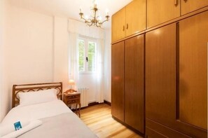 3 slaapkamers, een strijkplank/strijkijzer, wifi, beddengoed
