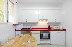 雪櫃、微波爐、焗爐、爐具