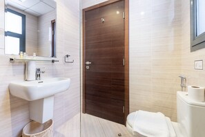 Regadera, secadora de cabello, toallas, jabón 