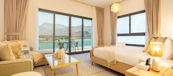 Facing Arabian Gulf and Mountain 4BR Villa|AsstRm|Outdoor Pool and BBQ Space,