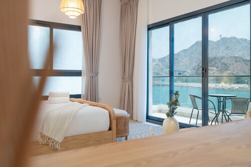 Facing Arabian Gulf and Mountain 4BR Villa|AsstRm|Outdoor Pool and BBQ Space,