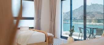 Facing Arabian Gulf and Mountain 4BR Villa|AsstRm|Outdoor Pool and BBQ Space,