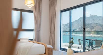 Facing Arabian Gulf and Mountain 4BR Villa|AsstRm|Outdoor Pool and BBQ Space,