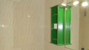 Un baño con un lavamanos blanco, un armario de medicinas verde, un espejo y una bañera.