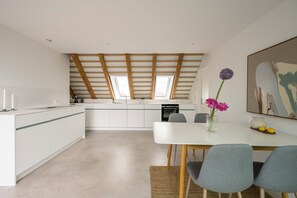 Mikrobølgeovn, ovn, kokeplater og oppvaskmaskin