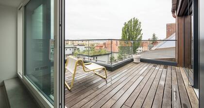 Scandinavian Calm Meets Latin Soul – Schwabing Retreat with Frauenkirche Views