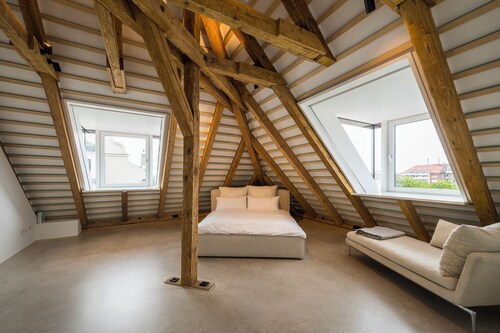 Scandinavian Calm Meets Latin Soul – Schwabing Retreat with Frauenkirche Views