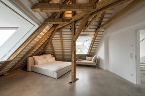 Interior - Scandinavian Calm Meets Latin Soul – Schwabing Retreat with Frauenkirche Views (München)