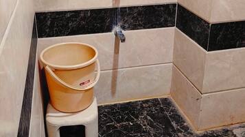 Ducha, artículos de tocador gratuitos, secador de pelo, toallas