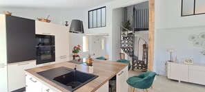 Mikrovågsugn, ugn, spishäll och diskmaskin