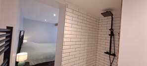 Dusche, Haartrockner, Handtücher, Toilettenpapier