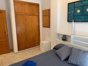 2 slaapkamers, een strijkplank/strijkijzer, reisbedje, gratis wifi