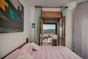 2 slaapkamers, een strijkplank/strijkijzer, gratis wifi, beddengoed