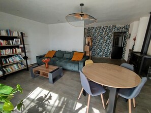 TV, mesa de pingue-pongue, livros