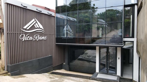 Un edificio moderno con un cartel que dice 'Vita Resort'.