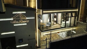 Een modern gebouw met een bord waarop 