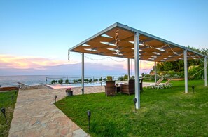 Outdoor dining - Omega Estate Resorts - Villa Paradiso (Zakynthos)