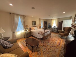 Deluxe Double Room | Individually decorated, individually furnished, desk, laptop workspace