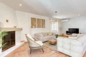 Smart TV, fireplace, books, stereo