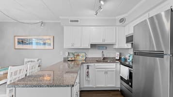 Geladeira, micro-ondas, cooktop, lava-louças