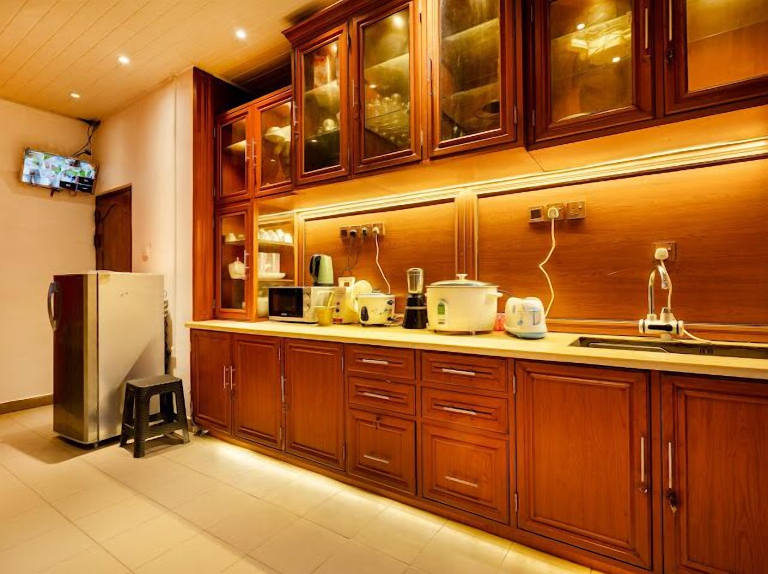 Fridge, microwave, dishwasher, coffee/tea maker