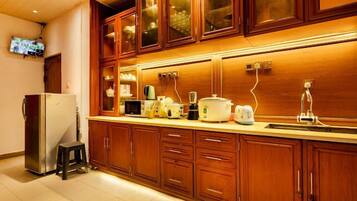 Fridge, microwave, dishwasher, coffee/tea maker