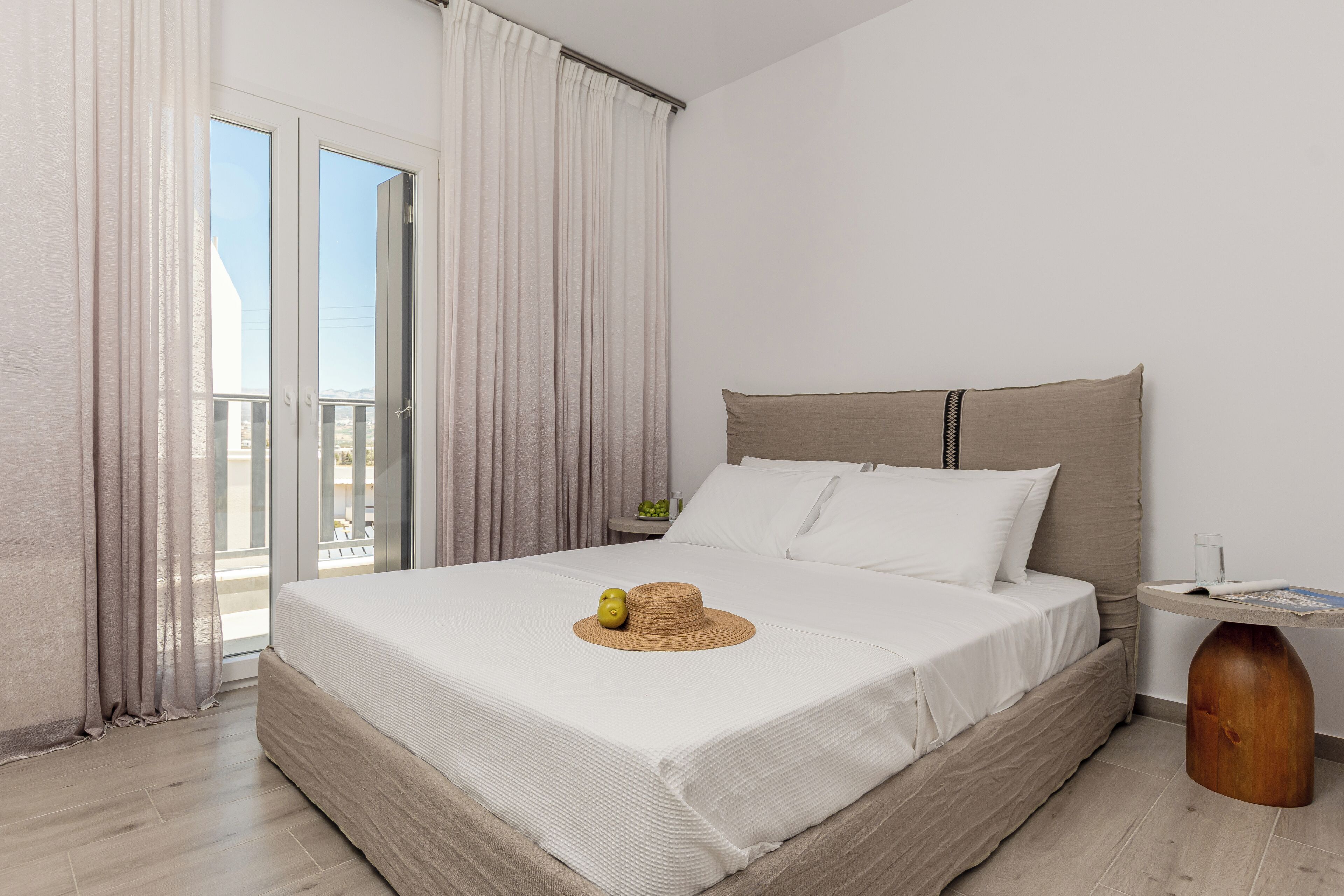 Suite – grand, 2 soverom, sjøutsikt | Safe på rommet, blendingsgardiner, lydisolert og strykejern/-brett