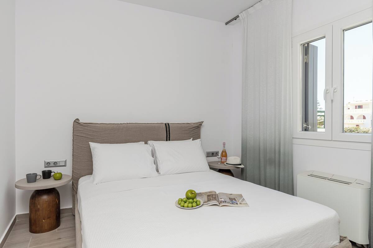 In-room safe, blackout drapes, soundproofing
