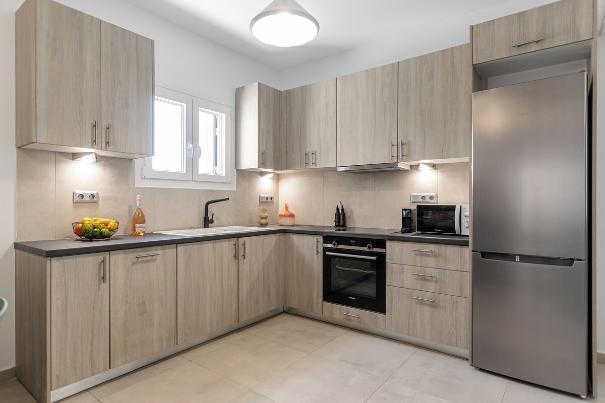Private kitchen | Full-size fridge, oven, stovetop, cookware/dishes/utensils