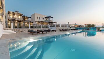 Een seizoensgebonden buitenzwembad en parasols bij het zwembad