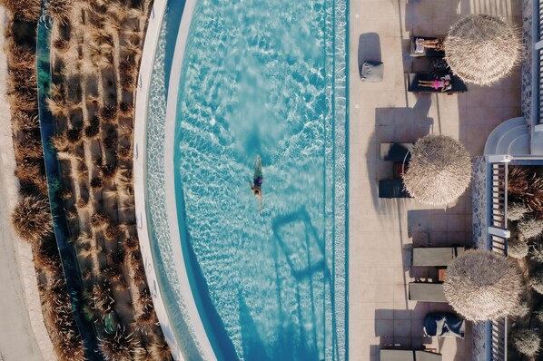Piscine extérieure (ouverte en saison), parasols de plage
