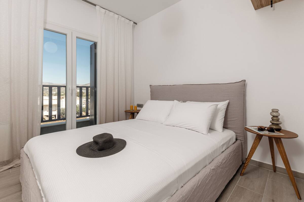 In-room safe, blackout drapes, soundproofing
