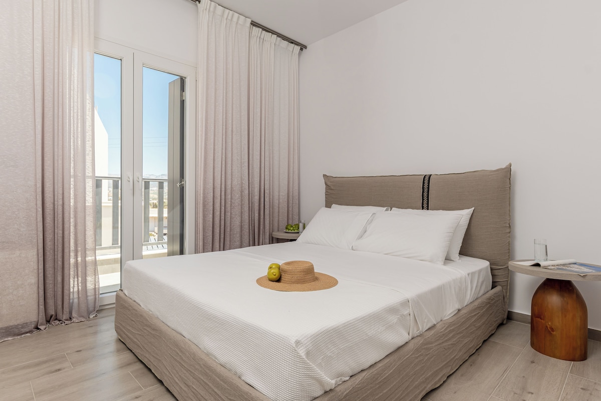 In-room safe, blackout drapes, soundproofing