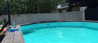 Provencal villa near Avignon with above-ground pool