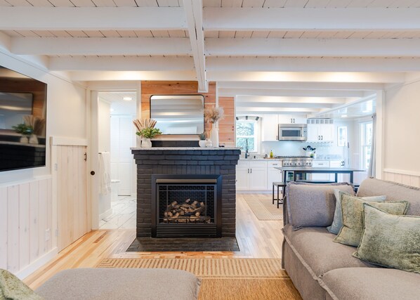 Smart TV, fireplace